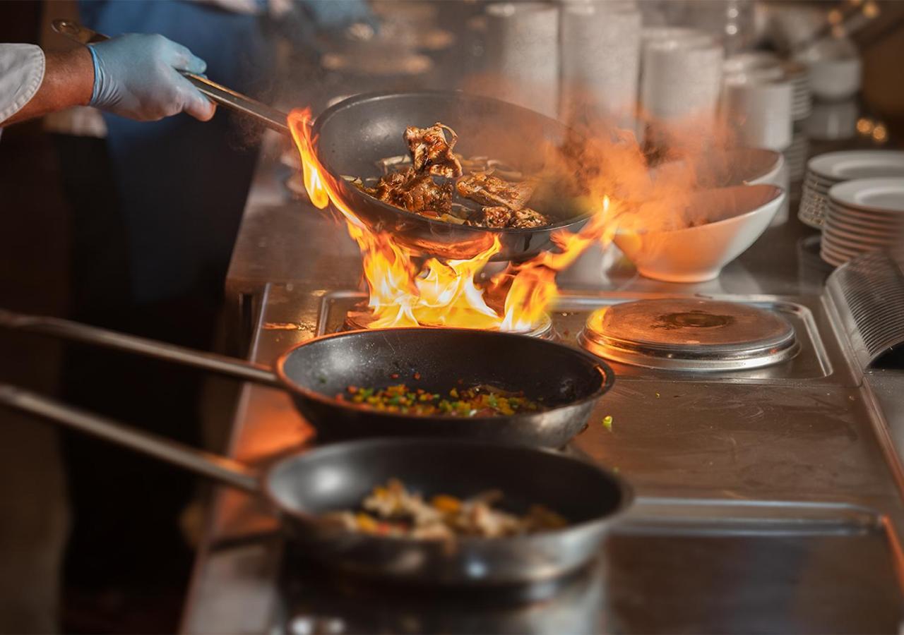 Crystal Inn Hotel - Alamein (Adults Only) Ел Аламейн Екстериор снимка A chef cooking with a wok